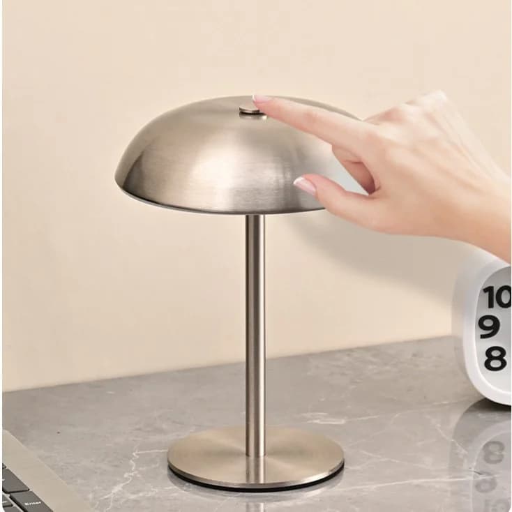 Laddningsbar metallbordslampa med svampform och touchkontroll
